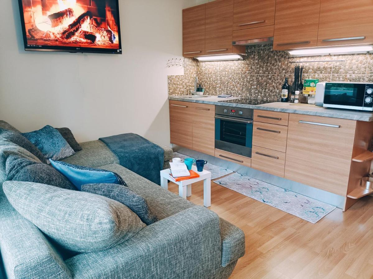 Homey Nest In Midtown Center, Up To 4 Guests, Steps From The Park, Free Parking Apartment Riga