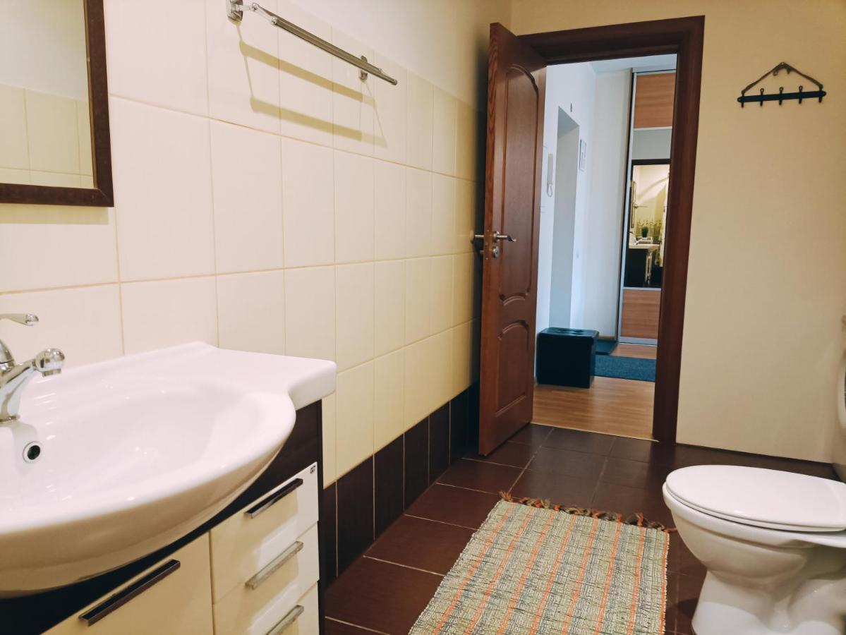 Homey Nest In Midtown Center, Up To 4 Guests, Steps From The Park, Free Parking