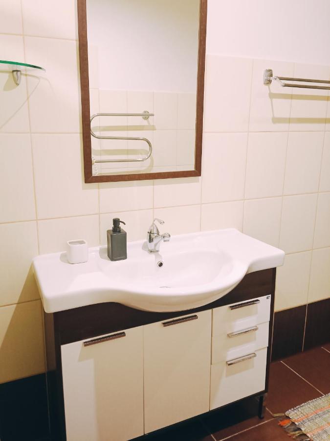 Homey Nest In Midtown Center, Up To 4 Guests, Steps From The Park, Free Parking