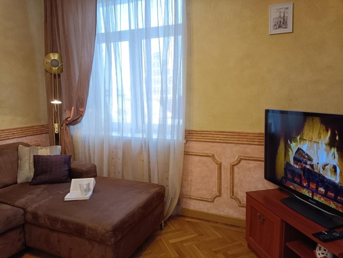 Old Town Retreat With Stunning Views 2 Bedroom Nearby The Church Of Saint Peter Riika