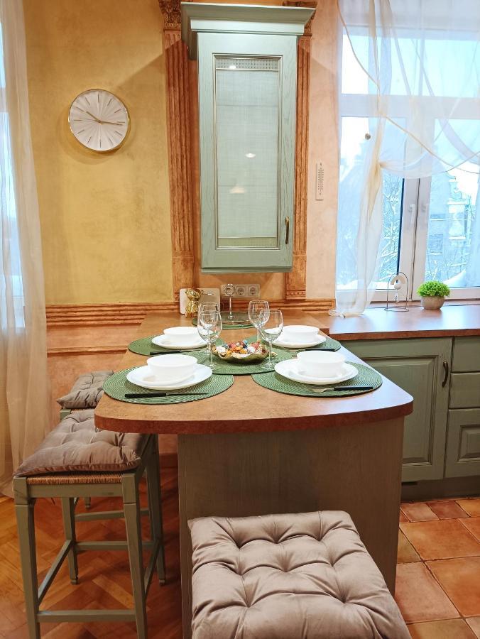 Old Town Retreat With Stunning Views 2 Bedroom Nearby The Church Of Saint Peter Huoneisto *