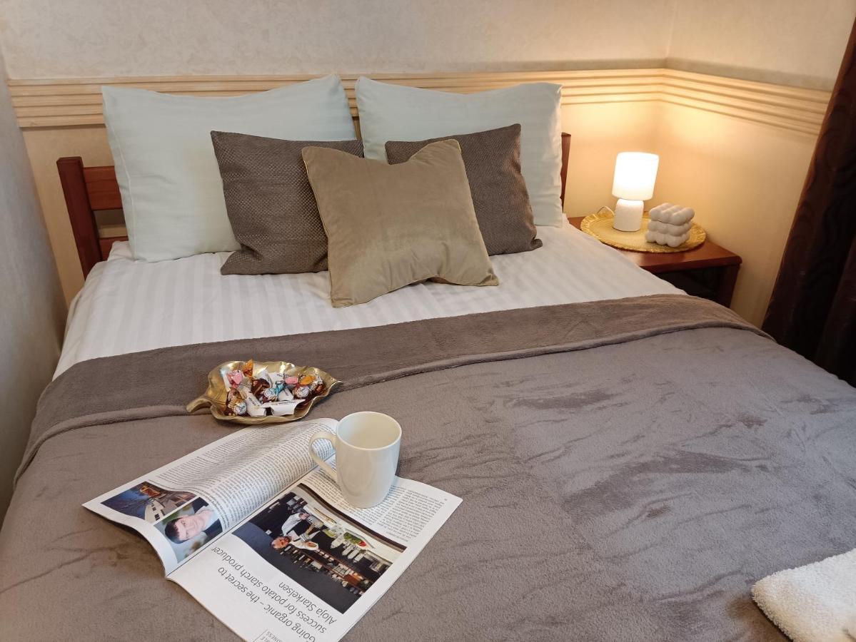 Old Town Retreat With Stunning Views 2 Bedroom Nearby The Church Of Saint Peter Huoneisto