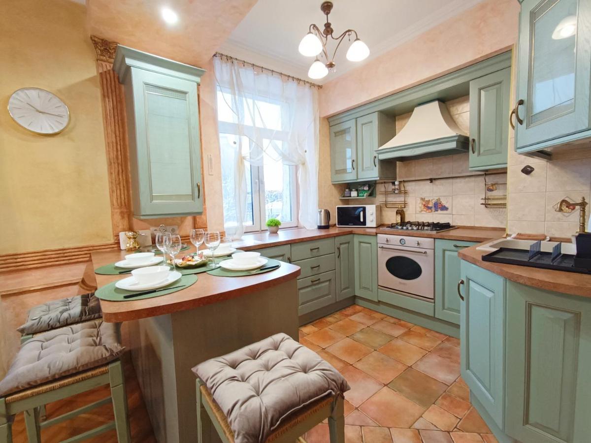 Old Town Retreat With Stunning Views 2 Bedroom Nearby The Church Of Saint Peter *