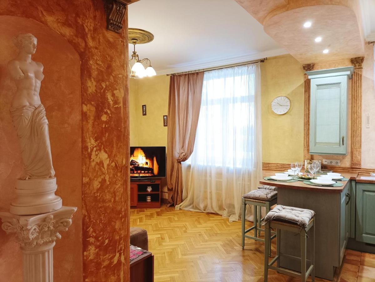 Old Town Retreat With Stunning Views 2 Bedroom Nearby The Church Of Saint Peter Huoneisto