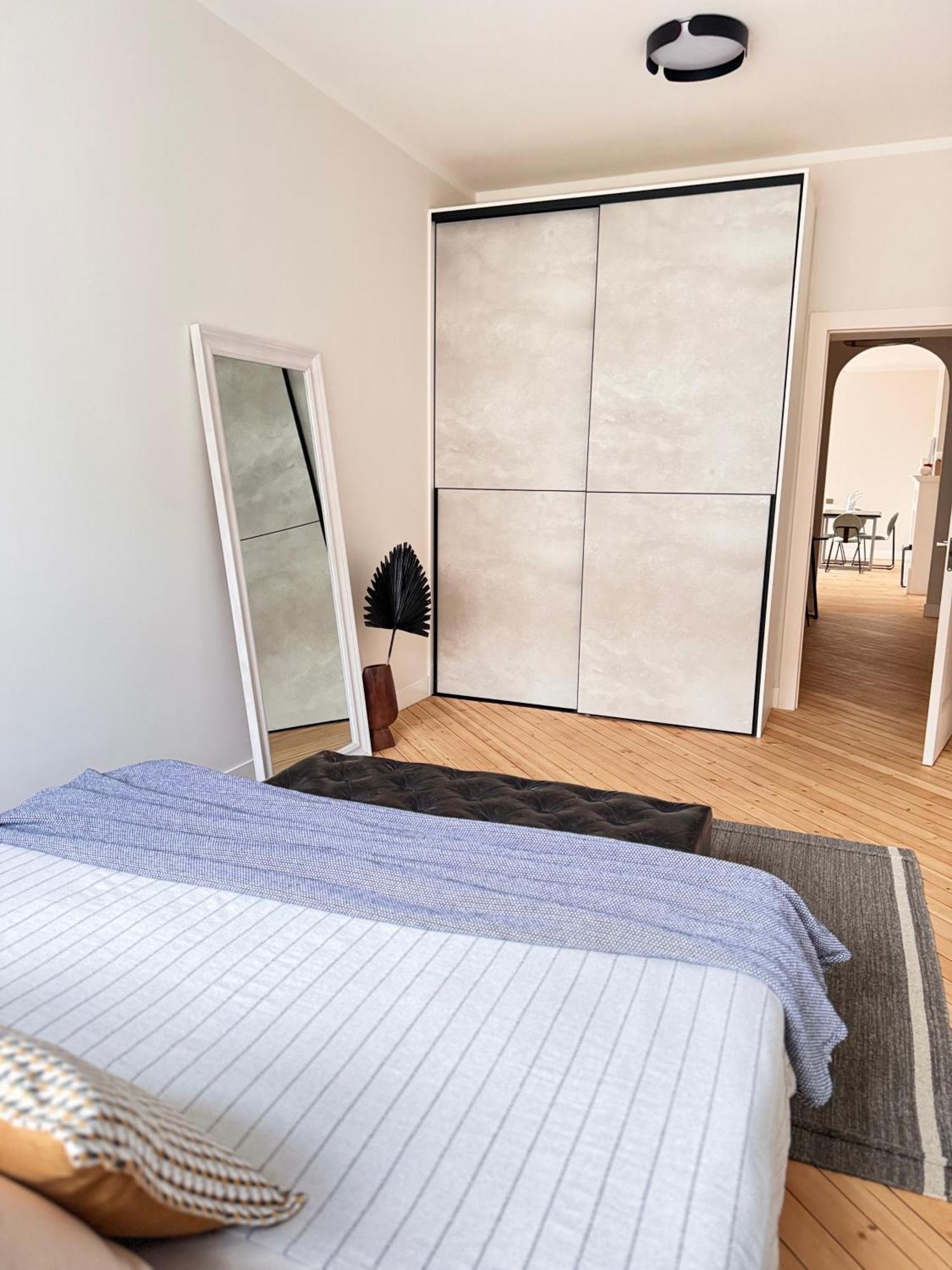 Modern In City Center! Apartment *
