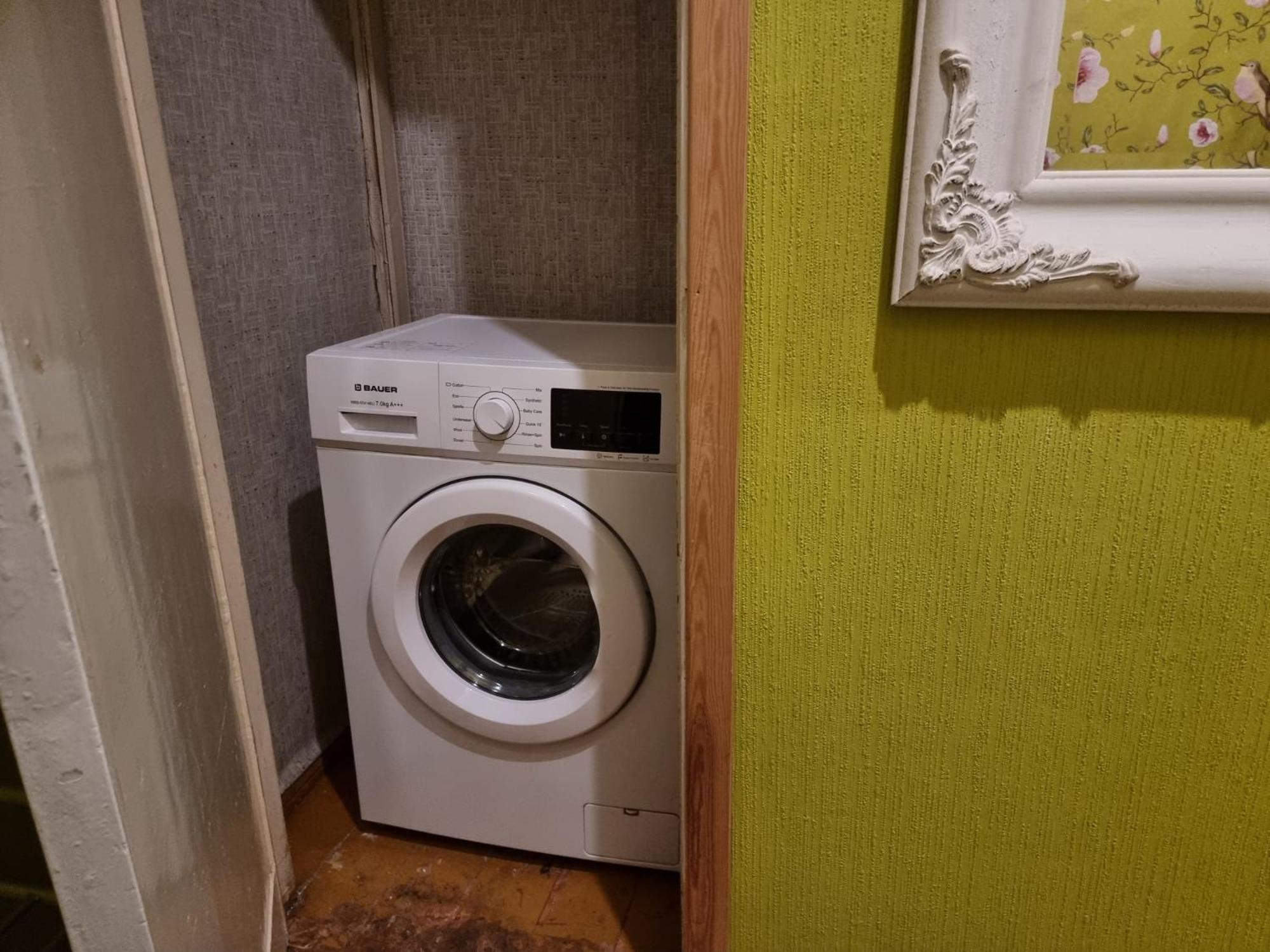 Apartment 2 Bedroom Next To Hall With Parking *