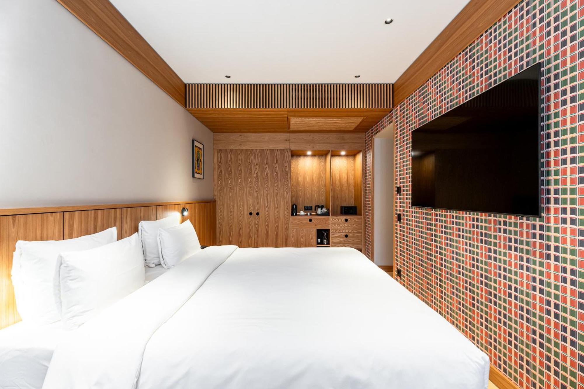 Aston Hotel