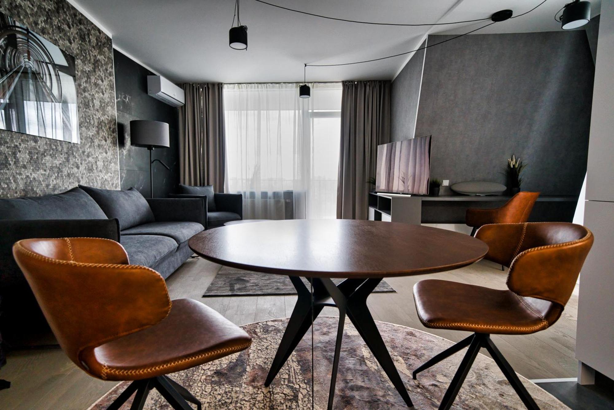 Urban Oasis: Fitness-focused With Views Apartment *