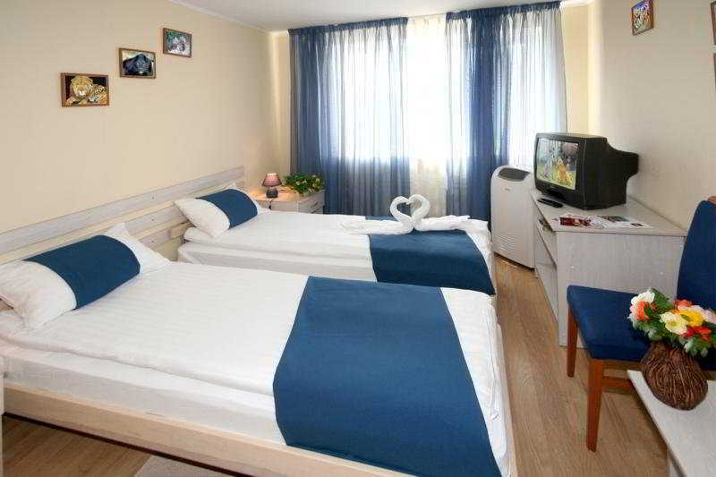 Tomo Free Parking Hotelli Riika