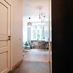 Central Comfort At Hanzas Residence, Stay Near Cafes, Bars, Museums & Esplanade