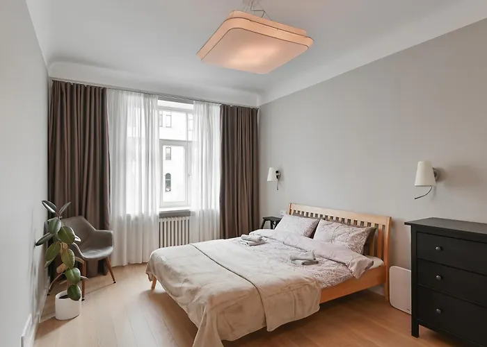 Modern 2-Bdrm Centre Apartment