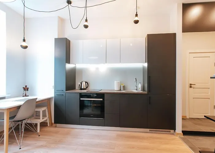 Central Comfort At Hanzas Residence, Stay Near Cafes, Bars, Museums & Esplanade