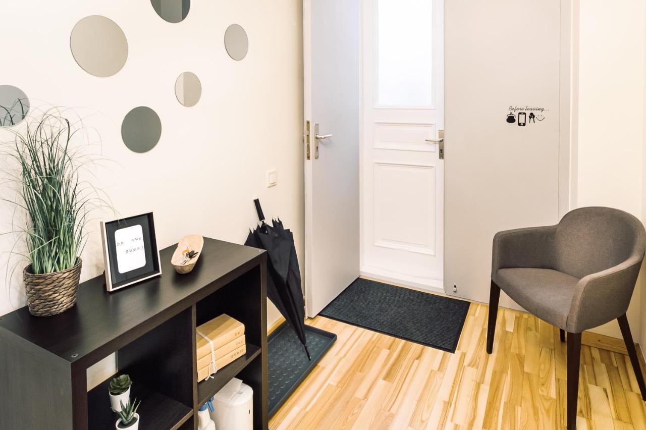 Elvis Apartment/11 Beds/6 Bedrooms/riga Old Town *
