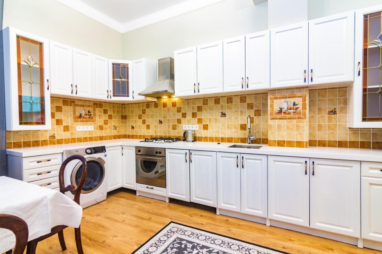 Spacious In The Heart Of Apartment *