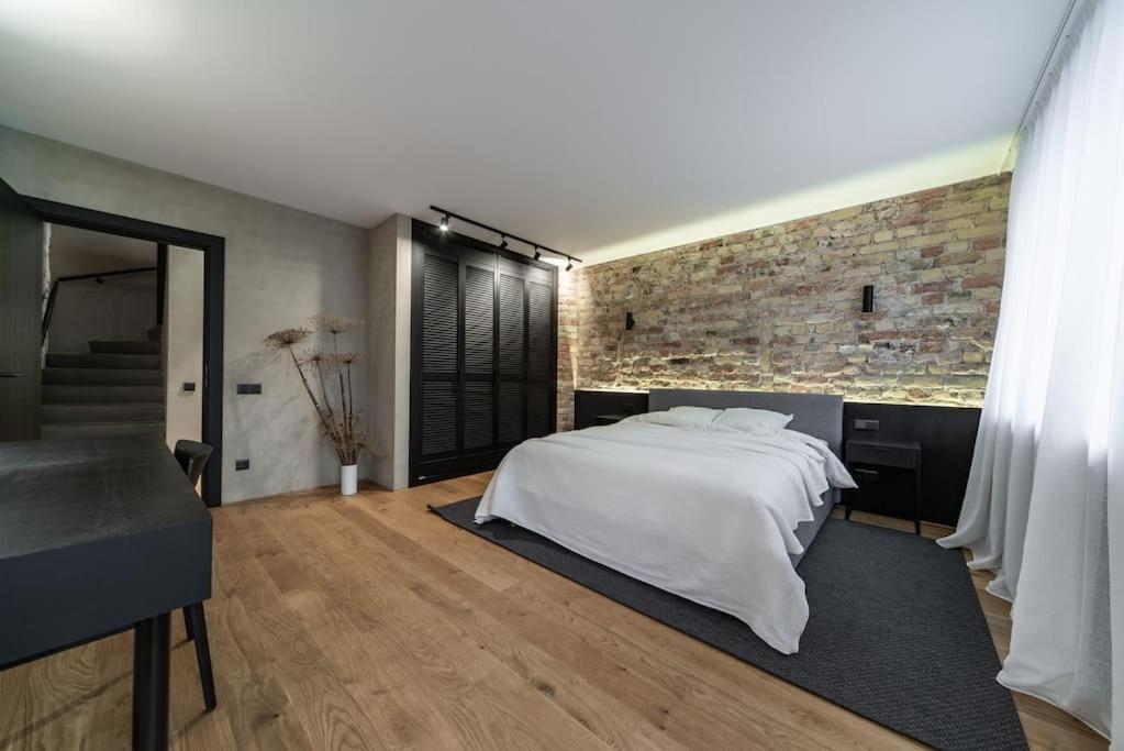 3 Storey With A Character And A Terrace Korter