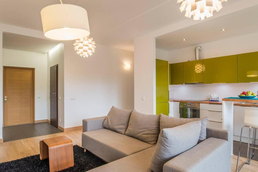 Apartment Stunning 2 Bedroom In Quite Part Of *