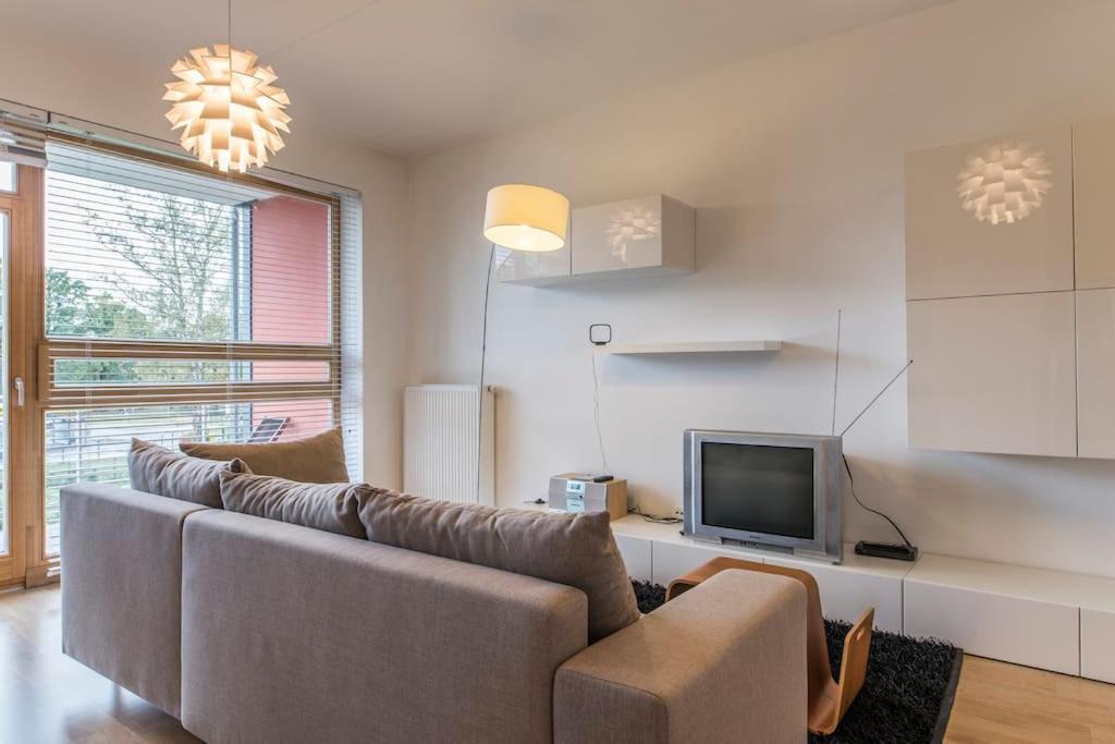 Apartment Stunning 2 Bedroom In Quite Part Of *