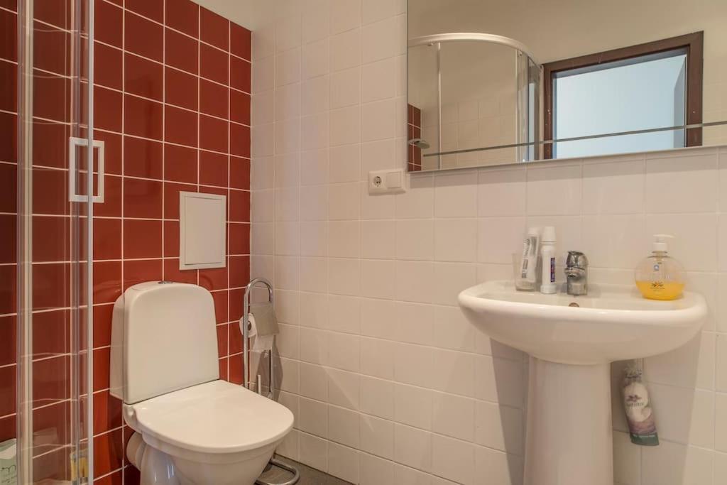 Apartment Stunning 2 Bedroom In Quite Part Of *