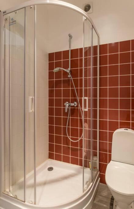 Stunning 2 Bedroom In Quite Part Of Apartment *