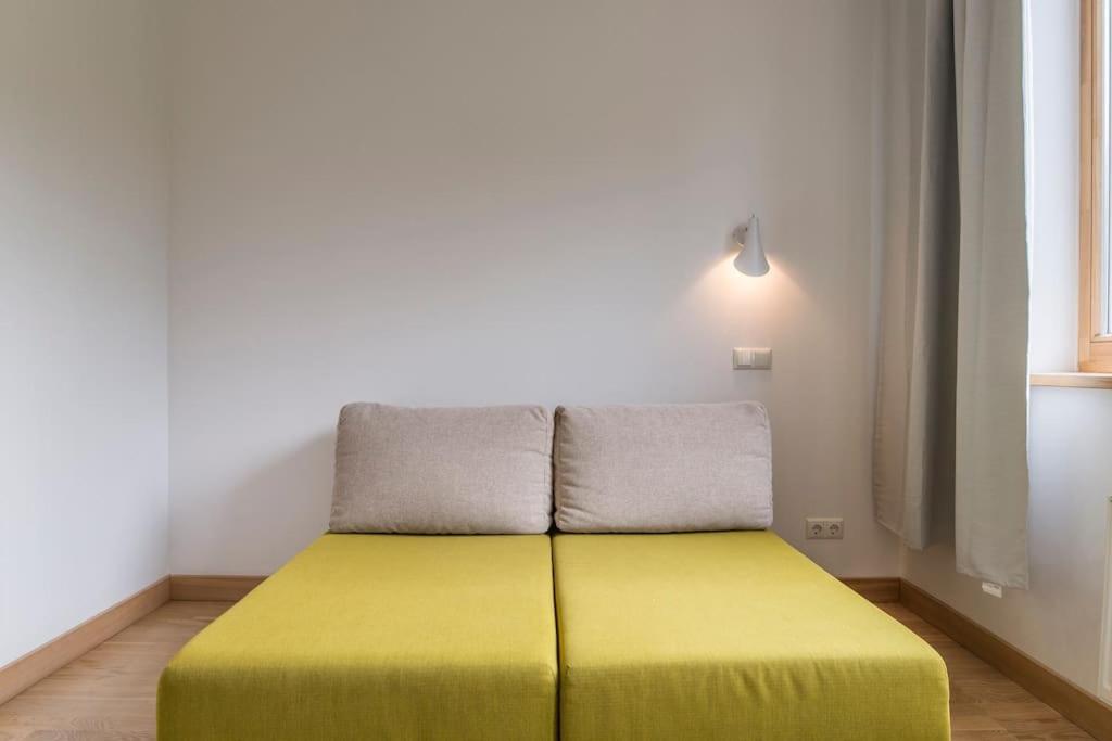 Apartment Stunning 2 Bedroom In Quite Part Of *