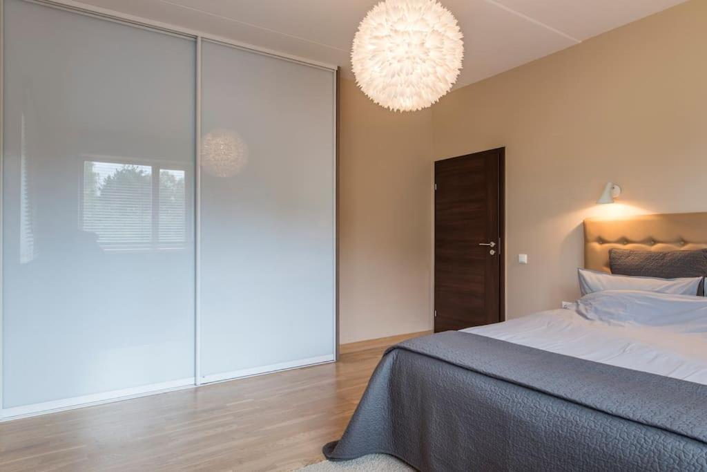 Stunning 2 Bedroom In Quite Part Of *
