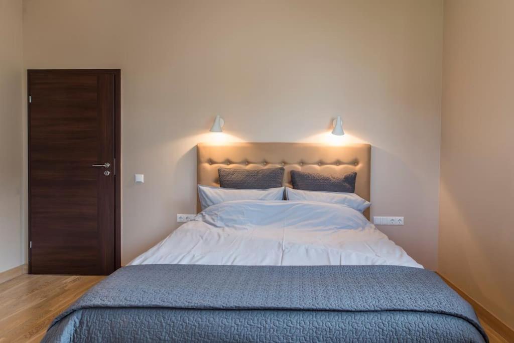 Stunning 2 Bedroom In Quite Part Of Apartment *