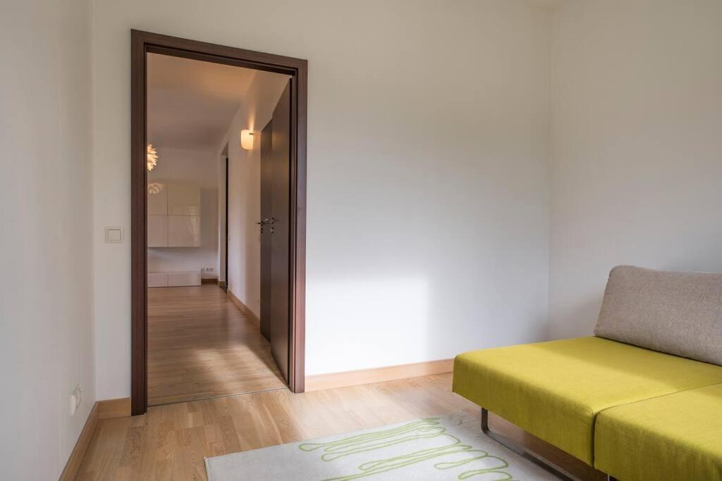 Stunning 2 Bedroom In Quite Part Of Apartment *