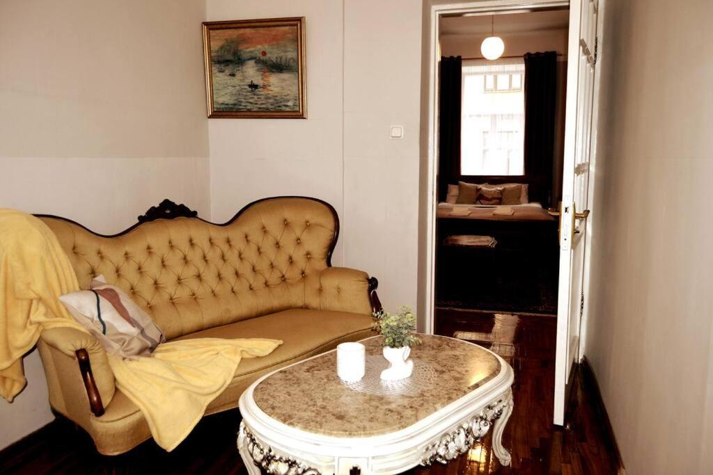 Apartment Unique Spacious Classic 3 Bedroom Midtown ! Billiard ! *