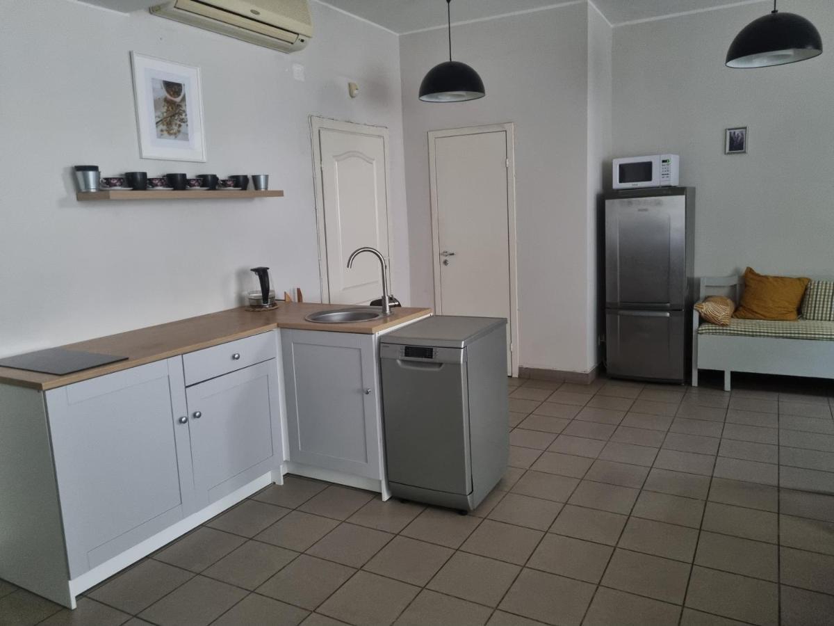 Camellia & Parking Apartment Riga