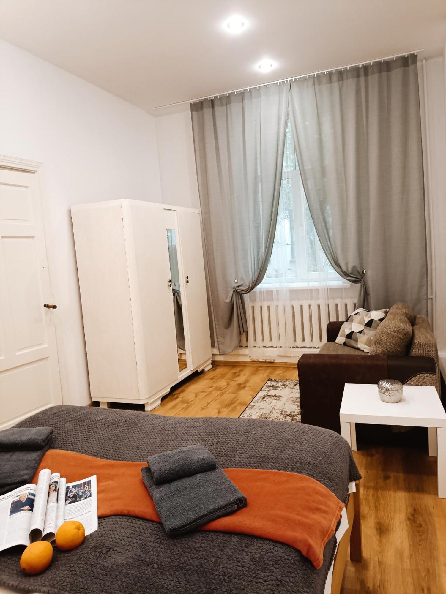 Center Two With One Bedroom, Up To 5 Guests, Self Check-in, Free Parking