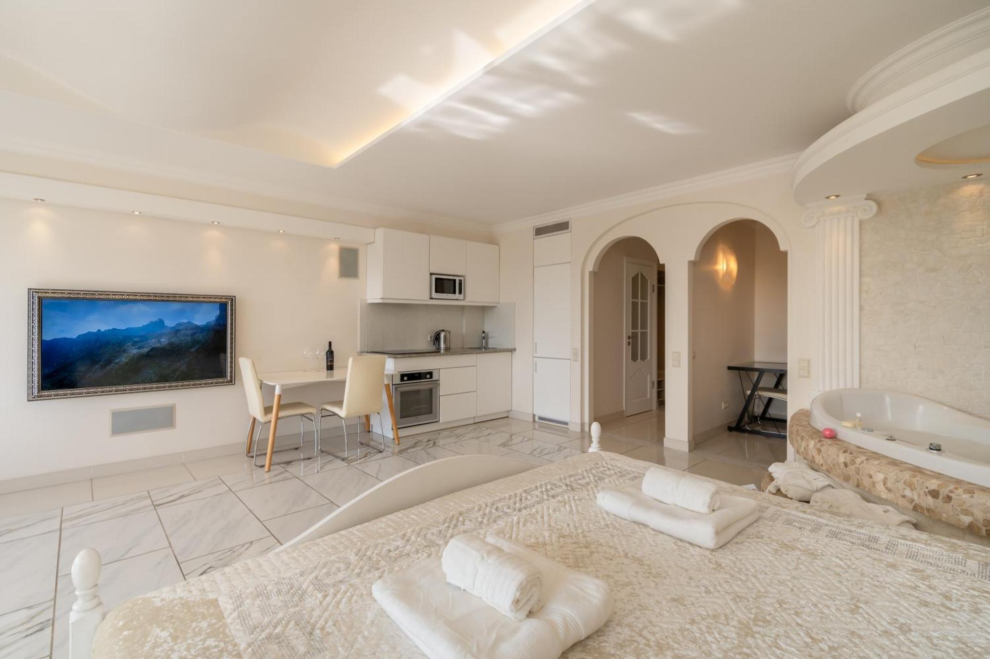 #1 Luxury Jacuzzi Penthouse In Quiet Centre Butas