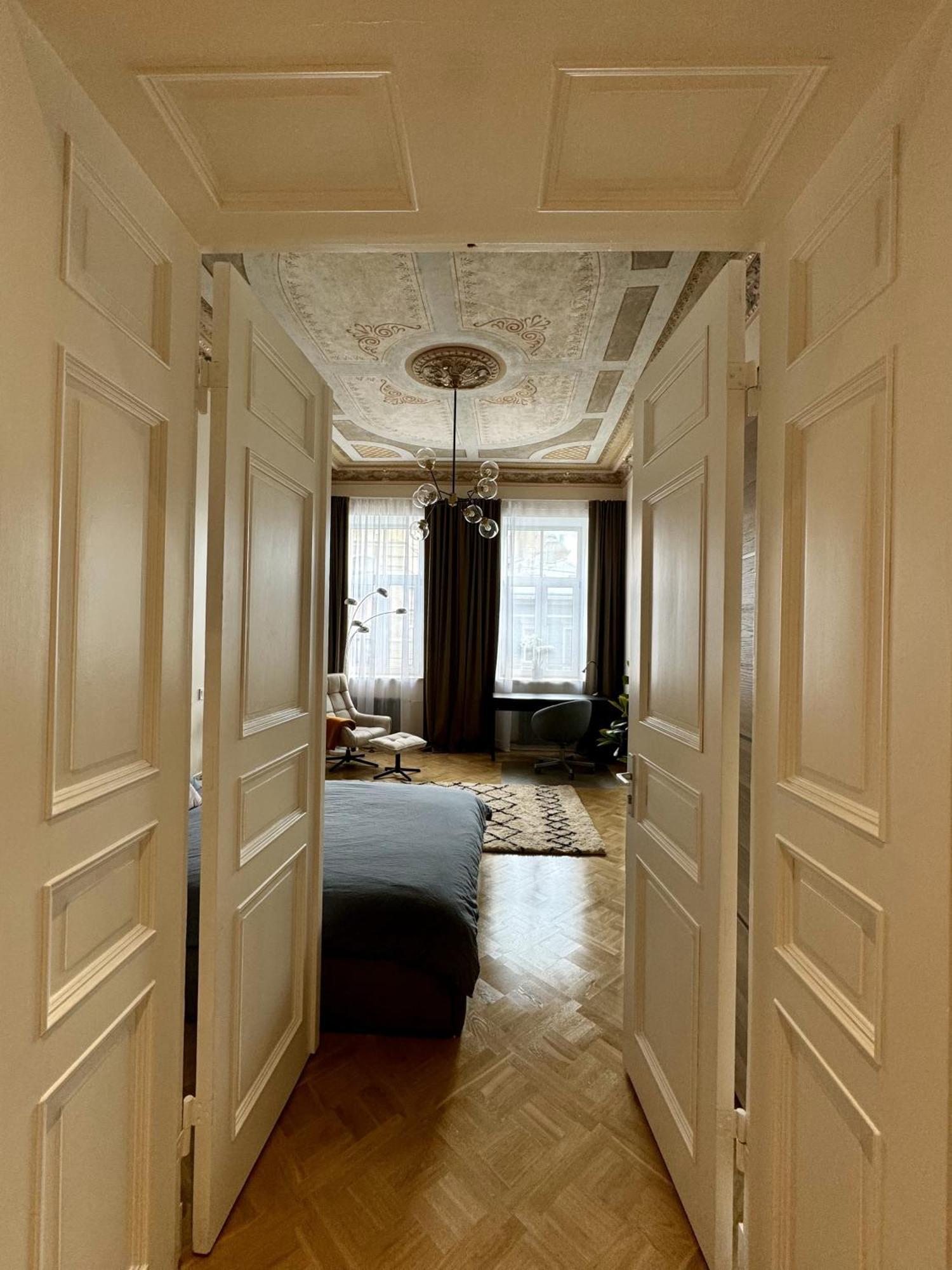 Beautiful And Central Art Nouveau With Ac Apartment Riga