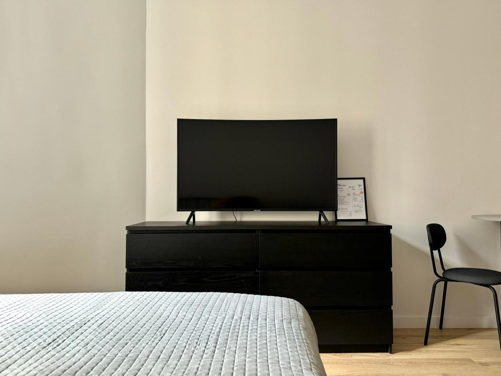 Modern In Center Apartment