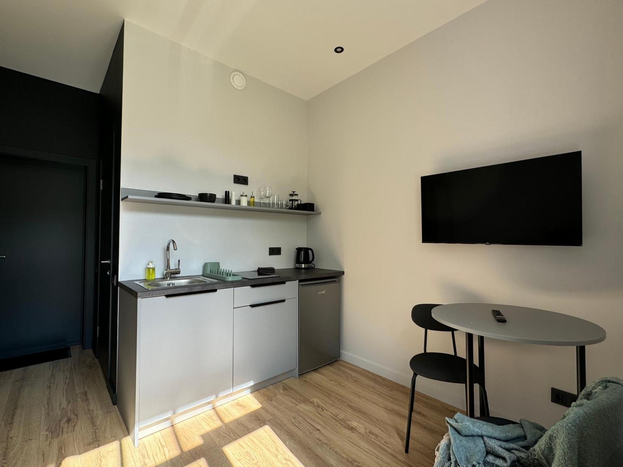 Modern In Center Apartment *