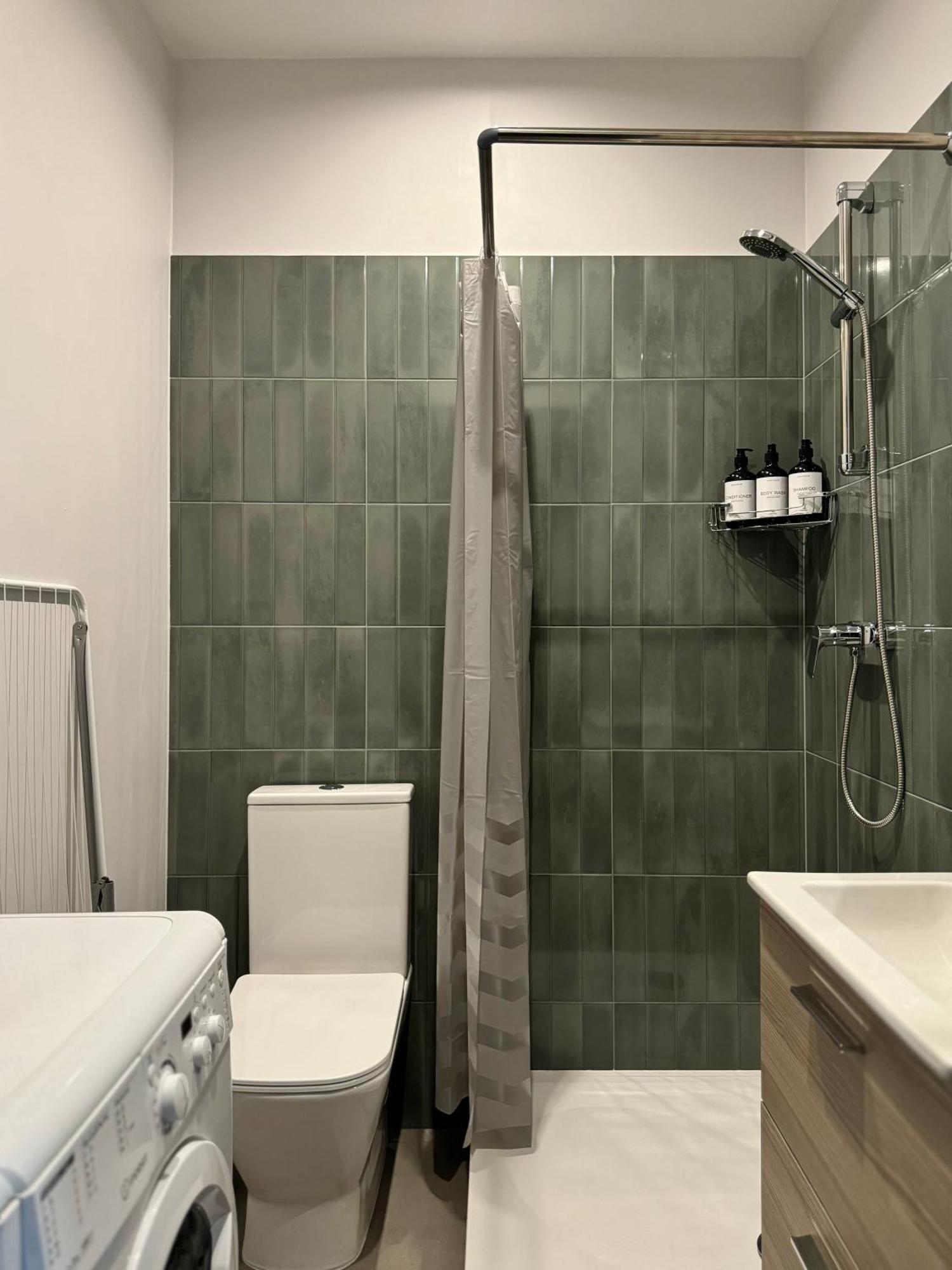 Modern In Center Apartment *