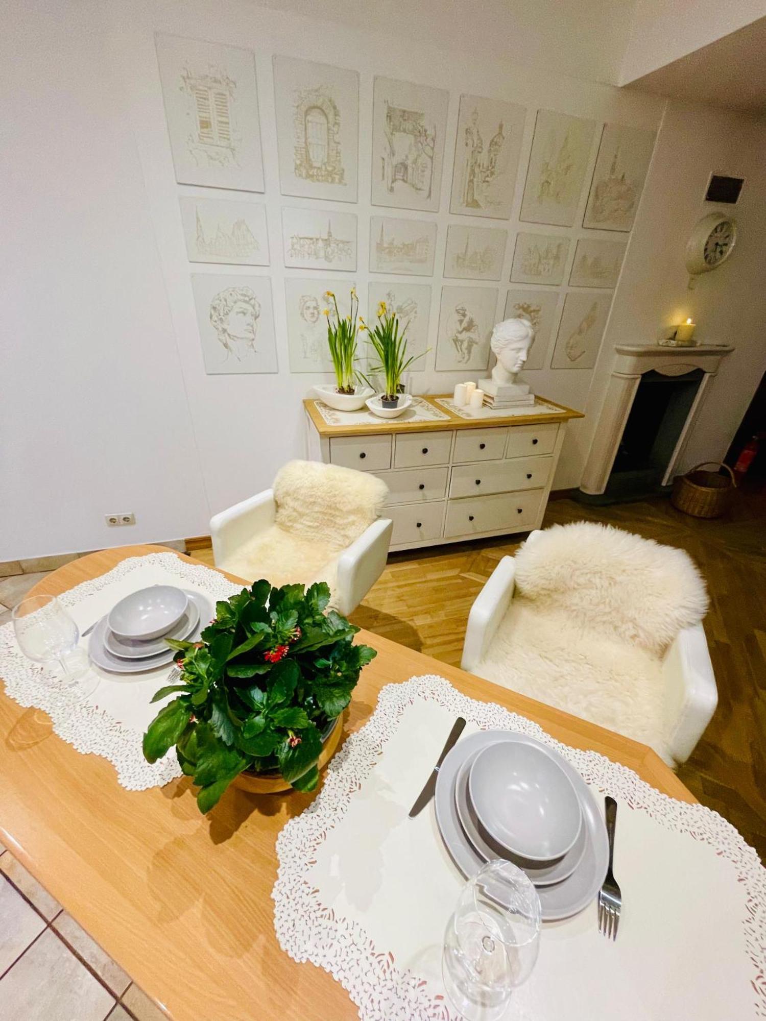 Spacious In Old Town Apartment *